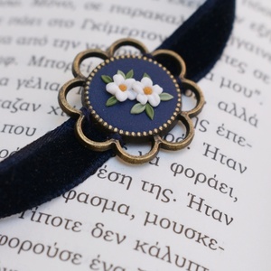 Vintage Choker Necklace | Μπλε Βελούδινο Τσόκερ με Λευκά Λουλούδια (Πολυμερικός Πηλός, Μπρούντζος) (Μήκος 33cm + 5cm) - τσόκερ, κοντά, λουλούδι, μπρούντζος, αυξομειούμενα