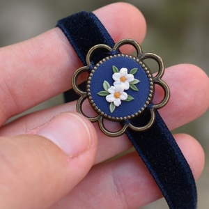 Vintage Choker Necklace | Μπλε Βελούδινο Τσόκερ με Λευκά Λουλούδια (Πολυμερικός Πηλός, Μπρούντζος) (Μήκος 33cm + 5cm) - τσόκερ, κοντά, λουλούδι, μπρούντζος, αυξομειούμενα - 2