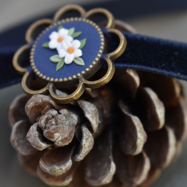 Vintage Choker Necklace | Μπλε Βελούδινο Τσόκερ με Λευκά Λουλούδια (Πολυμερικός Πηλός, Μπρούντζος) (Μήκος 33cm + 5cm) - τσόκερ, κοντά, λουλούδι, μπρούντζος, αυξομειούμενα - 3