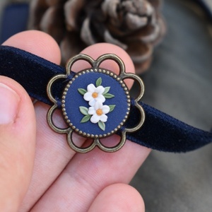 Vintage Choker Necklace | Μπλε Βελούδινο Τσόκερ με Λευκά Λουλούδια (Πολυμερικός Πηλός, Μπρούντζος) (Μήκος 33cm + 5cm) - τσόκερ, κοντά, λουλούδι, μπρούντζος, αυξομειούμενα - 4