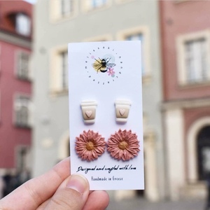 Coffee and Flowers | Σετ 2 Ζευγάρια Καρφωτά Σκουλαρίκια Ποτήρια Καφέ και Λουλούδια (Ατσάλι, Πολυμερικός Πηλός) - πηλός, λουλούδι, καρφωτά, ατσάλι, καρφάκι