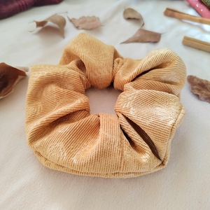 Χειροποίητο υφασμάτινο κοτλε scrunchie λαστιχάκι μαλλιών σε ώχρα με λαχουρια 1τμχ normal size - ύφασμα, δώρο γεννεθλίων - 2