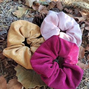 Χειροποίητο υφασμάτινο κοτλε scrunchie λαστιχάκι μαλλιών σε ώχρα με λαχουρια 1τμχ normal size - ύφασμα, δώρο γεννεθλίων - 3