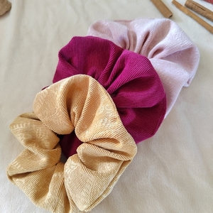 Χειροποίητο υφασμάτινο κοτλε scrunchie λαστιχάκι μαλλιών σε ώχρα με λαχουρια 1τμχ normal size - ύφασμα, δώρο γεννεθλίων - 4