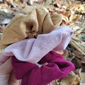 Χειροποίητο υφασμάτινο κοτλε scrunchie λαστιχάκι μαλλιών σε ώχρα με λαχουρια 1τμχ normal size - ύφασμα, δώρο γεννεθλίων - 5