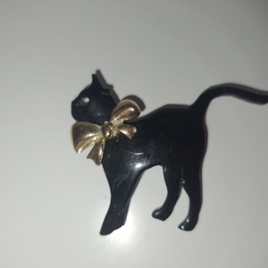 Black gold bow cat pin - ορείχαλκος
