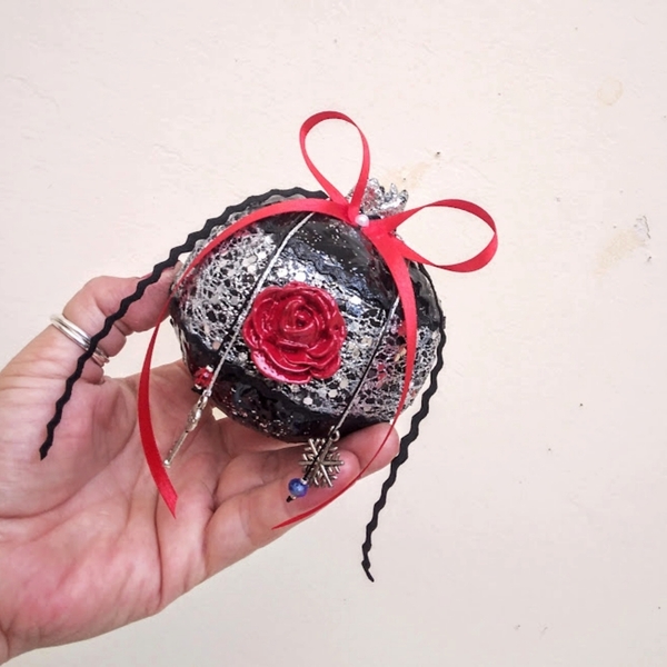Χειροποίητο μαύρο ρόδι από papier mache - τριαντάφυλλο, πηλός, ρόδι, γούρια - 2