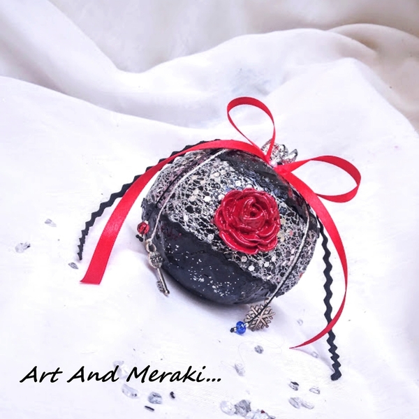 Χειροποίητο μαύρο ρόδι από papier mache - τριαντάφυλλο, πηλός, ρόδι, γούρια - 3