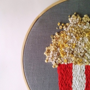 Pop corn κέντημα με γαλλικούς κόμπους κόκκινο άσπρο και χρυσή κλωστή 20εκ - τελάρα κεντήματος - 3