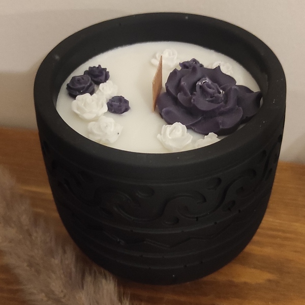 Κερί 250gr. με διακοσμητικά λουλούδια, σε κασπώ Φ9x9εκ. από σκόνη πορσελάνης - χειροποίητα, minimal, διακοσμητικά, κερί σόγιας, γύψος - 2
