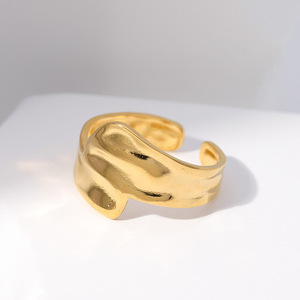 Ατσάλινο Δαχτυλίδι HUG σε χρυσό χρώμα αυξομειούμενο μέγεθος - γεωμετρικά σχέδια, ατσάλι, αυξομειούμενα, φθηνά - 2