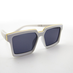 Γυαλιά ηλίου σε τετράγωνο σχέδιο με 100% UV προστασία από τον ήλιο - αλυσίδες, γυαλιά ηλίου, κορδόνια γυαλιών, θήκες γυαλιών - 2