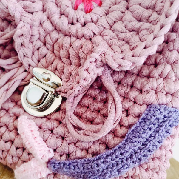 Πλεκτή ροζ χειροποίητη τσάντα τύπου bagpack σχέδιο λουλούδι 100% βαμβακερό νήμα 26εκ - νήμα, πουγκί, πλάτης, πλεκτές τσάντες, τσαντάκια - 2