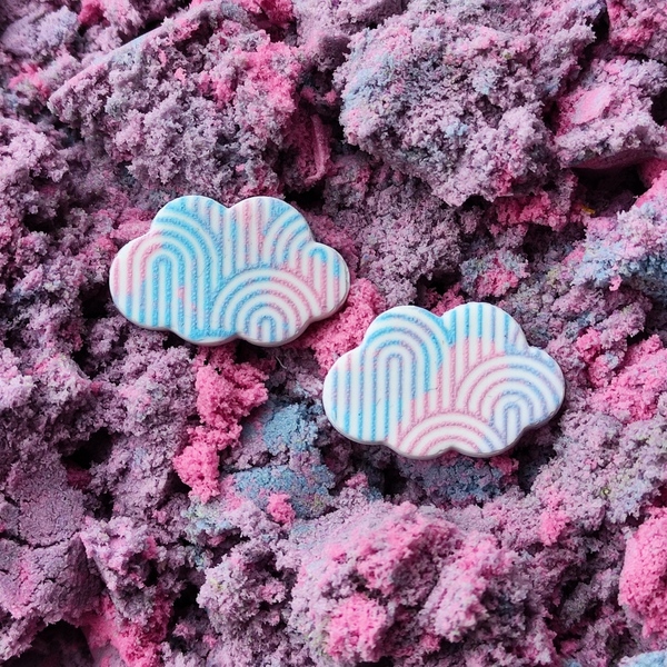 Καρφωτά σκουλαρίκια από πολυμερικό πηλό σε σχήμα σύννεφο, με pattern καμάρες σε ροζ, γαλάζιο και λιλά - μοντέρνο, πηλός, συννεφάκι, καρφάκι