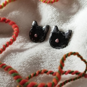Καρφωτά σκουλαρίκια από μαύρο πολυμερικό πηλό σε σχήμα γάτας, με ασημί glitter - μοντέρνο, πηλός, γάτα, καρφάκι