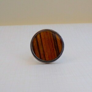 Χειροποίητο στρογγυλό δαχτυλίδι από ατσάλι και ξύλο ελιάς - γεωμετρικά σχέδια, ατσάλι, αυξομειούμενα - 3