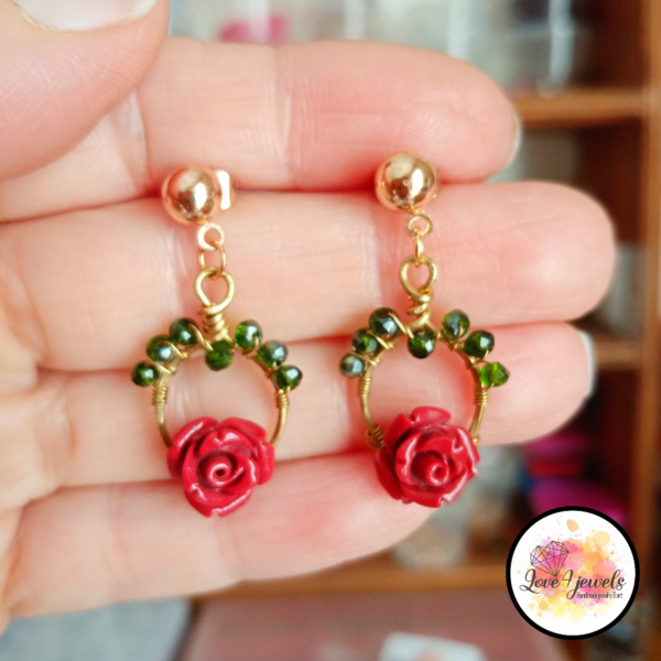 Σκουλαρίκια χειροποίητα με κόκκινο τριαντάφυλλο από πάστα κοραλλιού - ορείχαλκος, λουλούδι, κρεμαστά, καρφάκι - 2