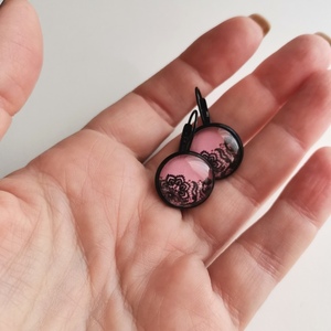 Σκουλαρίκια με γυάλινο στοιχείο, black lace in pink - δαντέλα, γυαλί, ορείχαλκος, κρεμαστά - 2