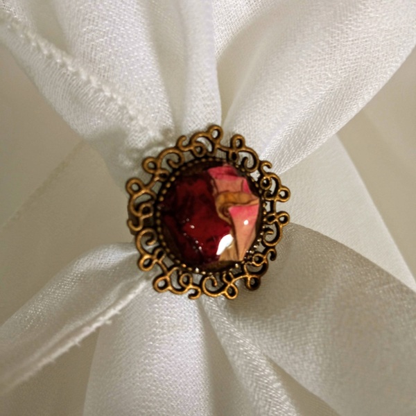 Γυναικείο χειροποίητο αυξομειούμενο δαχτυλίδι vintage σε μπρονζέ αντικέ με αποξηραμένα πέταλα από τριαντάφυλλα και υγρό γυαλί - vintage, γυαλί, χειροποίητα, αυξομειούμενα - 3