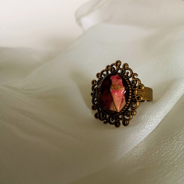 Γυναικείο χειροποίητο αυξομειούμενο δαχτυλίδι vintage σε μπρονζέ αντικέ με αποξηραμένα πέταλα από τριαντάφυλλα και υγρό γυαλί - vintage, γυαλί, χειροποίητα, αυξομειούμενα - 5