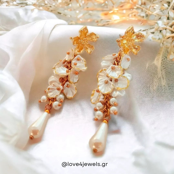 Σκουλαρίκια χειροποίητα με χρυσό λουλούδι και πέρλες - ορείχαλκος, κρεμαστά, πέρλες, νυφικά - 2