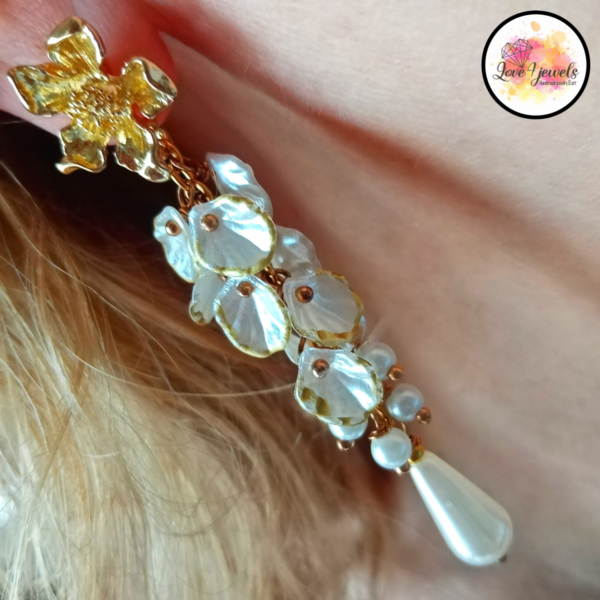 Σκουλαρίκια χειροποίητα με χρυσό λουλούδι και πέρλες - ορείχαλκος, κρεμαστά, πέρλες, νυφικά - 4
