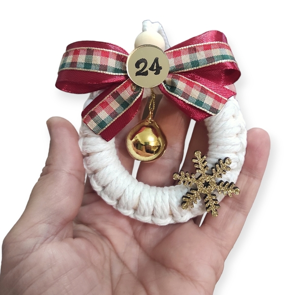 Μακραμέ Χριστουγεννιάτικο στολίδι "24", με κουδουνάκι, 8Χ10εκ - νήμα, στεφάνια, χιονονιφάδα, στολίδια - 2