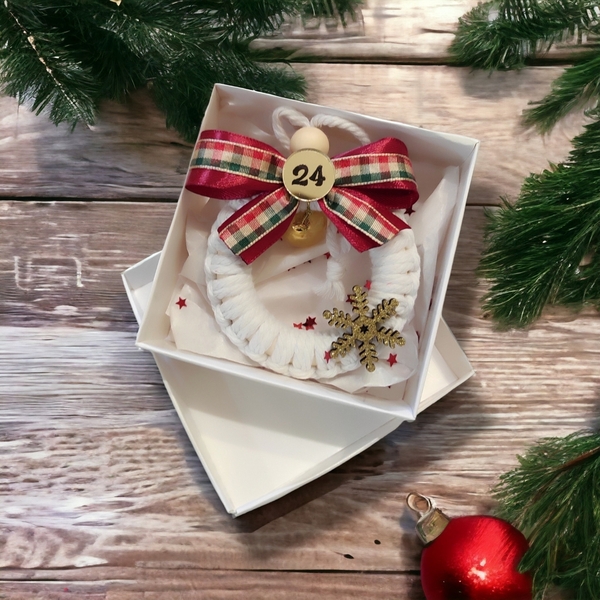 Μακραμέ Χριστουγεννιάτικο στολίδι "24", με κουδουνάκι, 8Χ10εκ - νήμα, στεφάνια, χιονονιφάδα, στολίδια - 3