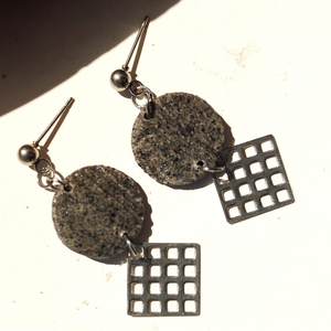 Granite circle with silver diamond earrings / Λευκός κύκλος απο πηλό με ασημένιο ρόμβο - ασήμι, πηλός, μακριά, κρεμαστά, καρφάκι