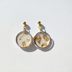 White circle with gold leaves earrings/ Λευκός πηλός με φύλλα χρυσού και χρυσό δαχτυλίδι - επιχρυσωμένα, πηλός, μακριά, κρεμαστά, καρφάκι