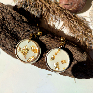 White circle with gold leaves earrings/ Λευκός πηλός με φύλλα χρυσού και χρυσό δαχτυλίδι - επιχρυσωμένα, πηλός, μακριά, κρεμαστά, καρφάκι - 2