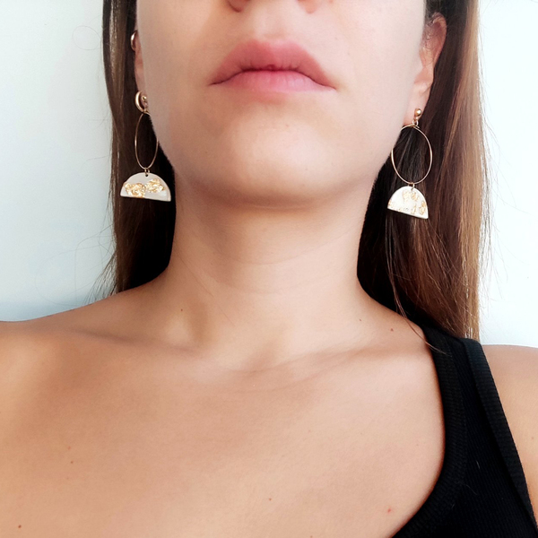 White semicircle with gold leaves earrings / Λευκός πηλός σε ημικύκλιο σχήμα με φύλλα χρυσού - επιχρυσωμένα, πηλός, κρίκοι, μακριά, καρφάκι - 4