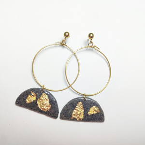 Granite semicircle with gold leaves/ Ημικύκλιο σχήμα απο πηλό γρανίτη με φύλλα χρυσού - επιχρυσωμένα, πηλός, κρίκοι, μακριά, καρφάκι