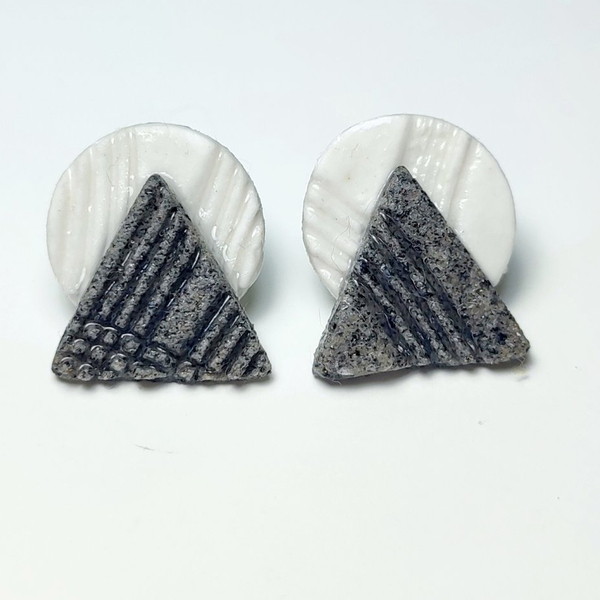 Short earrings with white circle and granite triangle/ Κοντό σκουλιρίκι με κυκλικό και τριγωνικό σχήμα απο πηλό - πηλός, καρφωτά, μικρά, με κλιπ, φθηνά