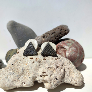 Short earrings with white circle and granite triangle/ Κοντό σκουλιρίκι με κυκλικό και τριγωνικό σχήμα απο πηλό - πηλός, καρφωτά, μικρά, με κλιπ, φθηνά - 2