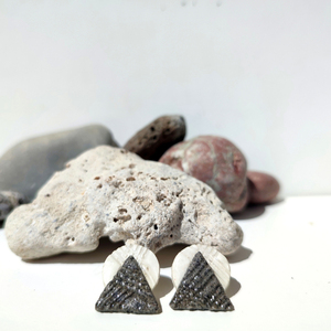 Short earrings with white circle and granite triangle/ Κοντό σκουλιρίκι με κυκλικό και τριγωνικό σχήμα απο πηλό - πηλός, καρφωτά, μικρά, με κλιπ, φθηνά - 3