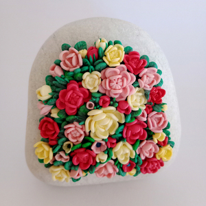 Βότσαλο με πολύχρωμα λουλούδια από πολυμερικό πηλό - πέτρα, πηλός, διακοσμητικές πέτρες, βότσαλα, πολυμερικό πηλό