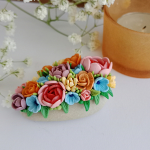 Μικρό βότσαλο με πολύχρωμα ανάγλυφα λουλούδια από πολυμερικό πηλό - πέτρα, πηλός, διακοσμητικές πέτρες, βότσαλα - 3