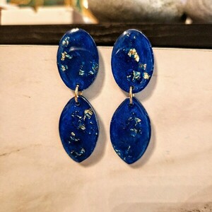 Royal Blue σκουλαρίκια με φύλλα χρυσού. - μακριά, καρφωτά, ατσάλι, καρφάκι