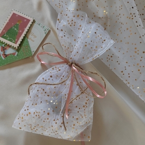 Χειροποίητο Χριστουγεννιάτικο scrunchie κοκαλάκι μαλλιών με διπλό ύφασμα άσπρο με χρυσά αστέρια 1τμχ medium size. - ύφασμα, αστέρι, χριστουγεννιάτικα δώρα, λαστιχάκια μαλλιών - 3