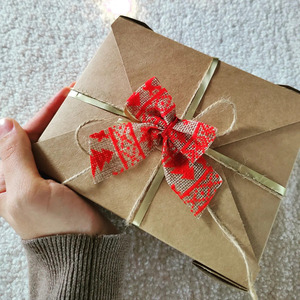Χειροποίητο Χριστουγεννιάτικο scrunchie κοκαλάκι μαλλιών με διπλό ύφασμα άσπρο με χρυσά αστέρια 1τμχ medium size. - ύφασμα, αστέρι, χριστουγεννιάτικα δώρα, λαστιχάκια μαλλιών - 5