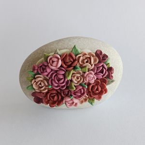 Βότσαλο με λουλούδια από πολυμερικό πηλό σε ροζ αποχρώσεις - πέτρα, πηλός, διακοσμητικές πέτρες, βότσαλα
