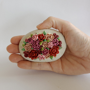 Βότσαλο με λουλούδια από πολυμερικό πηλό σε ροζ αποχρώσεις - πέτρα, πηλός, διακοσμητικές πέτρες, βότσαλα - 4