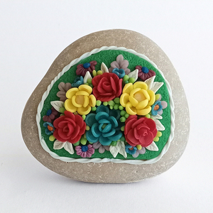 Βότσαλο με χειροποίητα ανάγλυφα λουλούδια από πολυμερικό πηλό - πέτρα, πηλός, διακοσμητικές πέτρες, βότσαλα