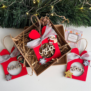 Ξύλινο στολίδι Χριστουγέννων "δώρο" - ξύλο, χριστουγεννιάτικα δώρα, στολίδι δέντρου, στολίδια - 4