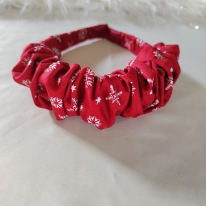 Χειροποίητη χριστουγεννιάτικη scrunchie Στέκα μαλλιών μπορντό με χιονονιφαδες 1 τμχ 40 εκ - ύφασμα, χριστούγεννα, χιονονιφάδα, χριστουγεννιάτικα δώρα, στέκες - 2