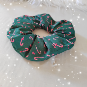 Χειροποίητο Χριστουγεννιάτικο λαστιχάκι μαλλιών scrunchie με Χριστουγεννιάτικα γλειφιτζούρια πράσινο 1τμχ medium size - ύφασμα, χριστούγεννα, χριστουγεννιάτικα δώρα, λαστιχάκια μαλλιών - 2