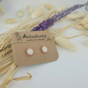 "Mini margaret studs" I Χειροποίητα μοντέρνα καρφωτά σκουλαρίκια από πολυμερικό πηλό1 cm - χρώμα λευκό / ροζ - πηλός, λουλούδι, καρφωτά, μικρά, καρφάκι