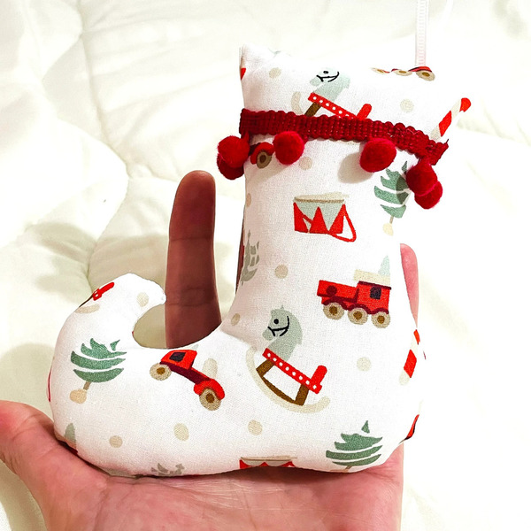 Χριστουγεννιάτικο υφασμάτινο στολίδι μπότα ξωτικού με τρέσα πομ πον - ύφασμα, μαμά, δασκάλα, στολίδια - 3