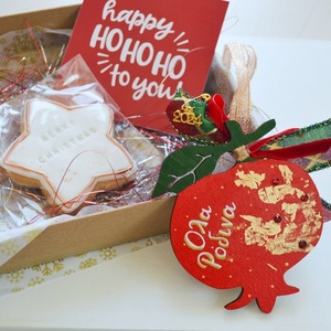 Κουτί δώρου με χριστουγεννιάτικο μπισκότο, γούρι ρόδι και μία κάρτα ευχών - ξύλο, νονά, ρόδι, σετ δώρου - 3